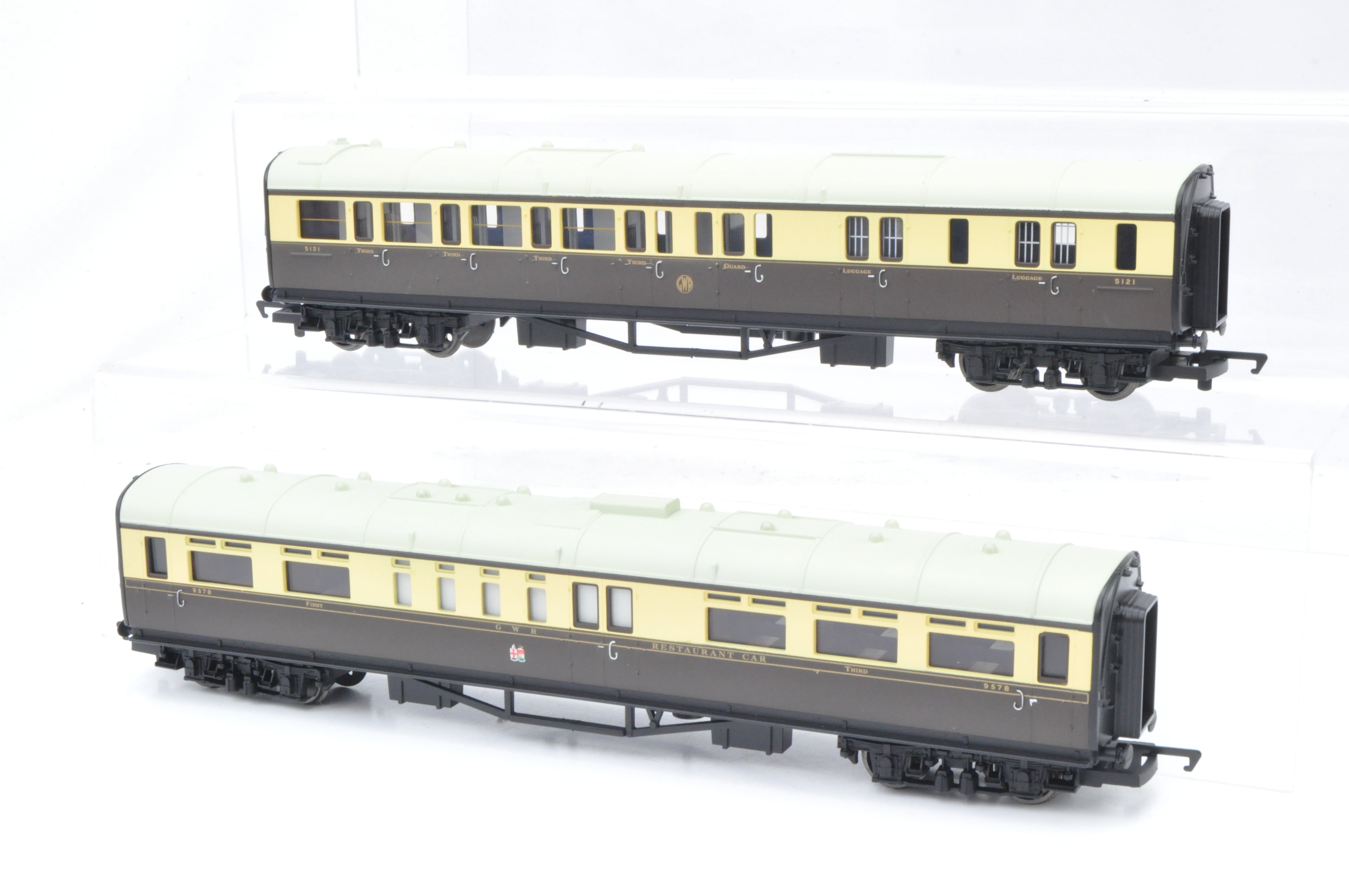 Hornby OO Gauge R4524/R4525 Rake of 2 GWR Coaches, Restaurant & Brake