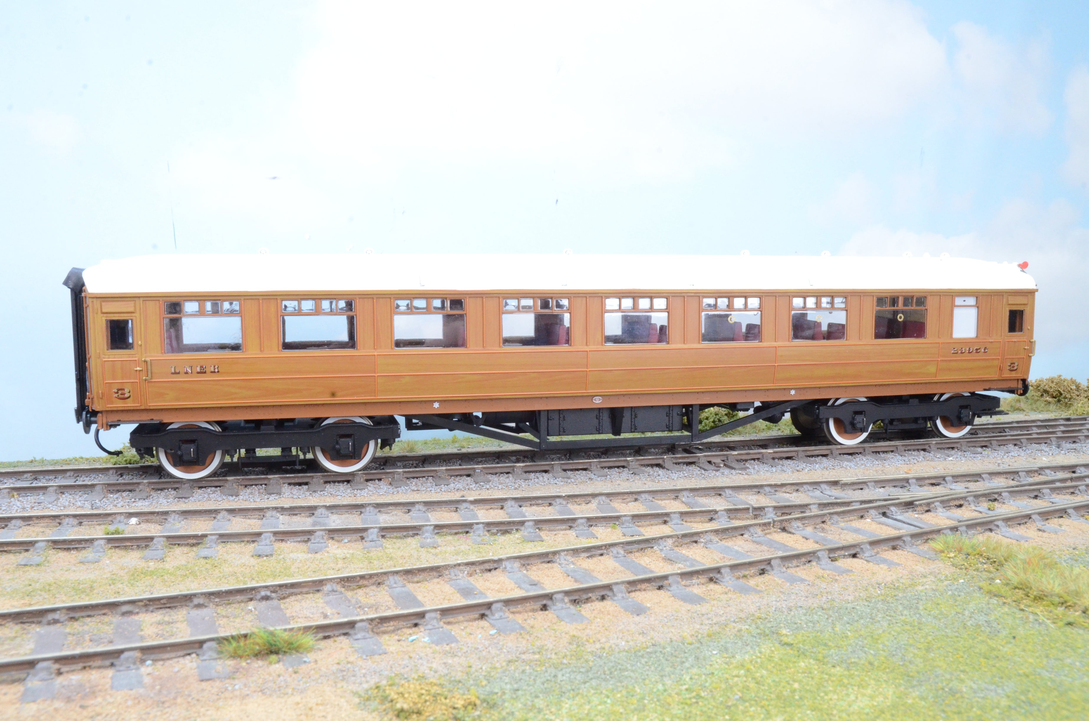Hattons 7mm O Gauge LNER Gresley Teak Open Third Coach No.23956