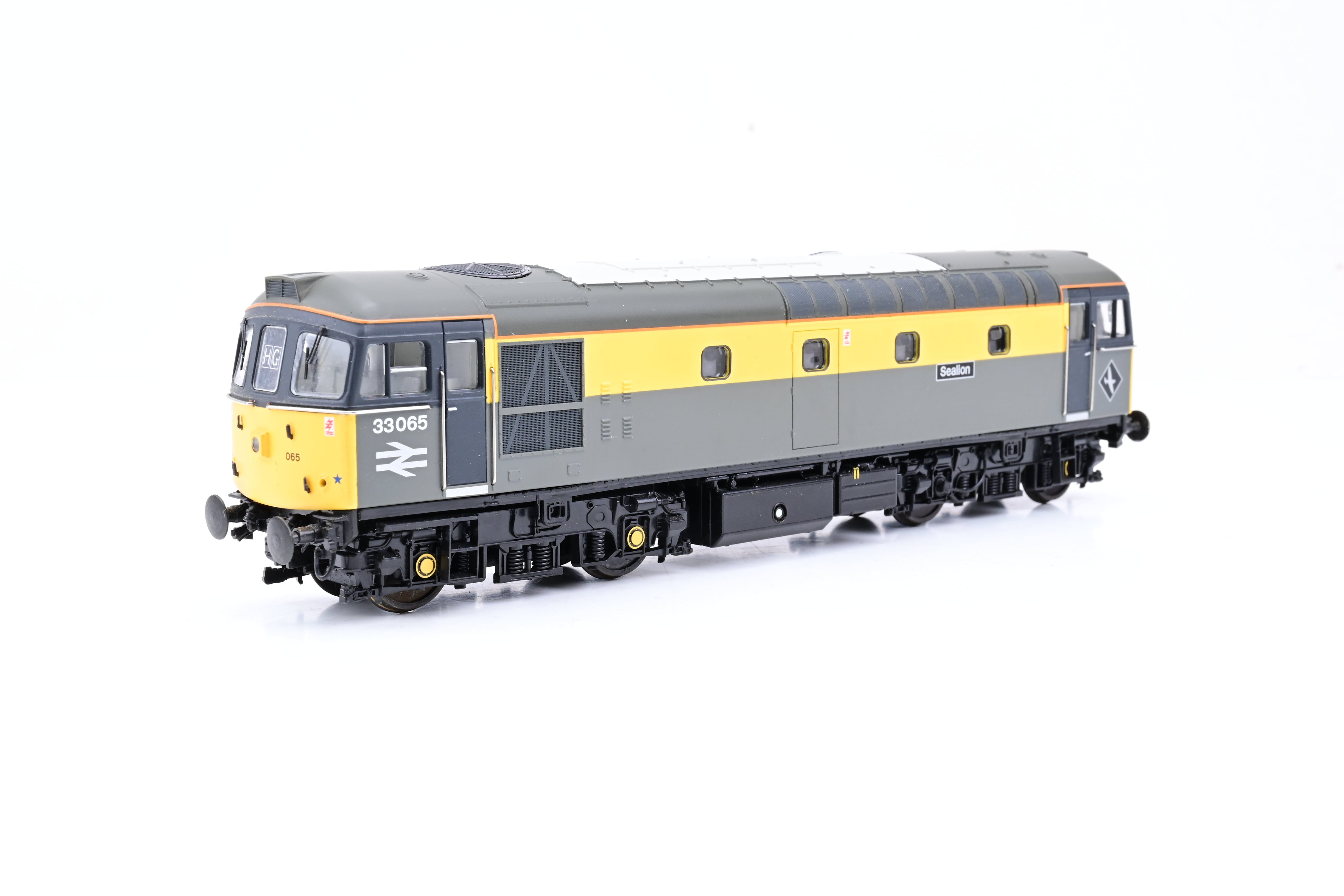 Heljan OO Gauge 3300 Class 33 Sealion Yellow/Grey W/Yellow Ends No.330