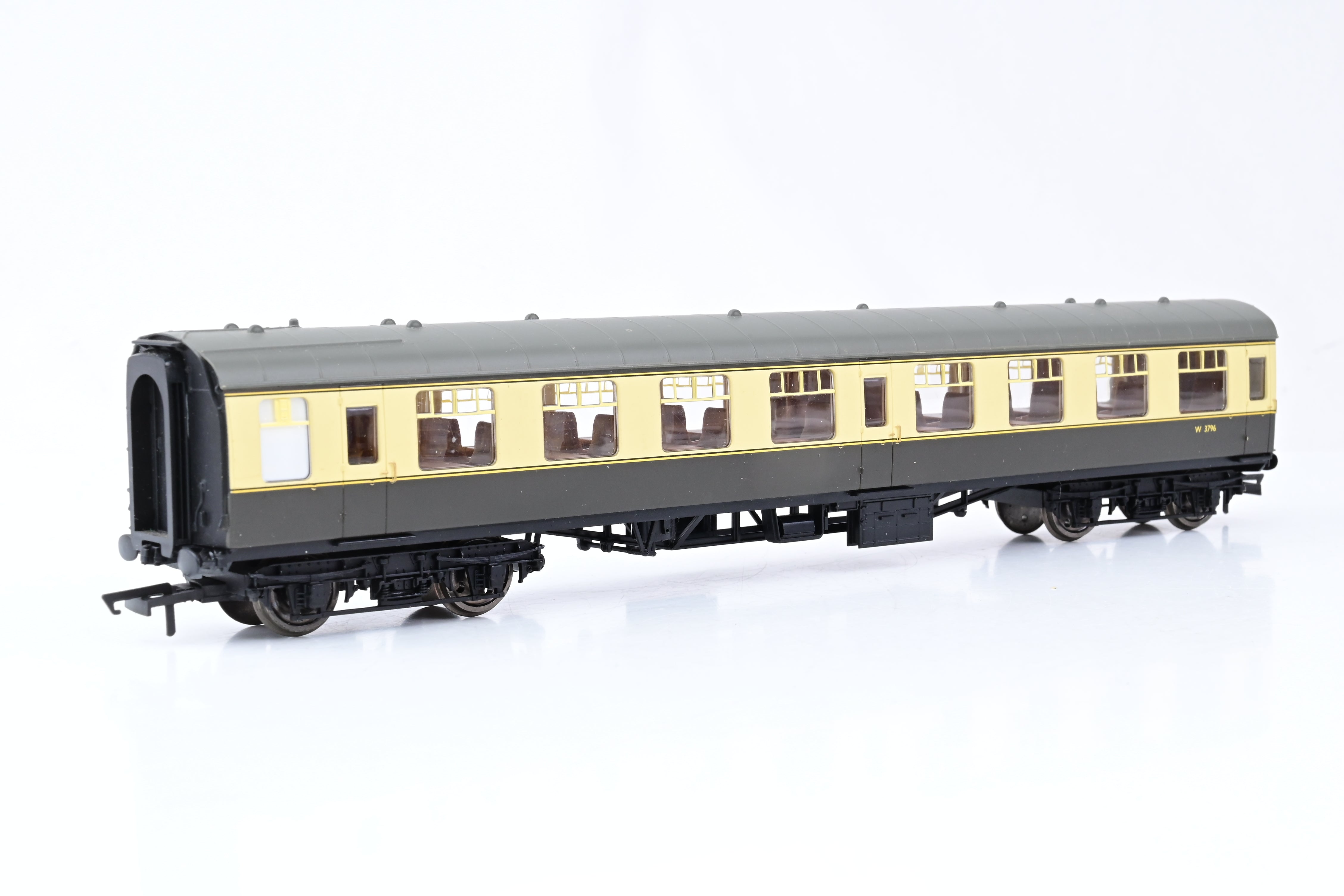 Hornby OO Gauge R4630 BR Mk1 Tourist Second Open Coach Chocolate & Cre