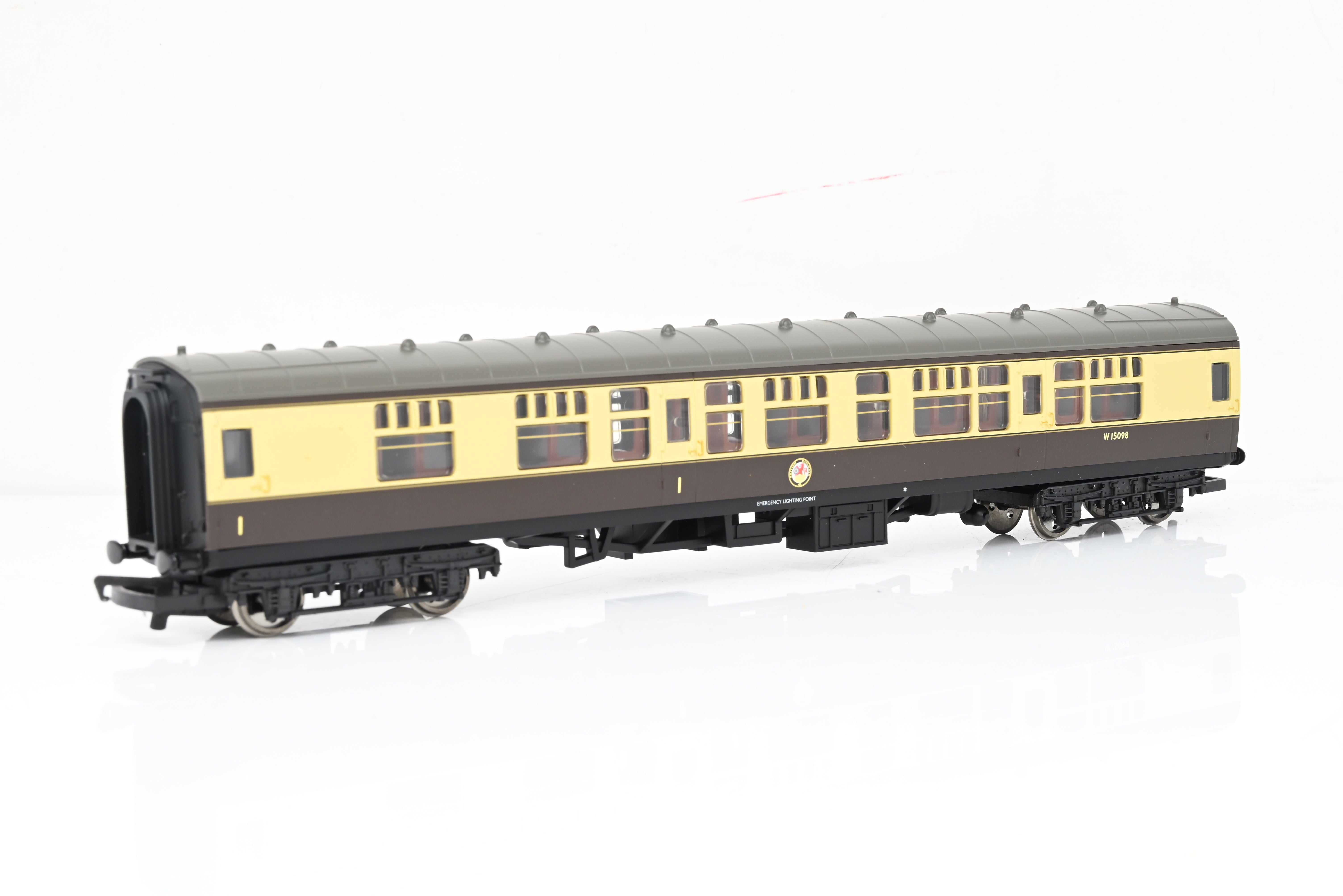 Hornby OO Gauge R4209A BR Mk1 Composite Coach Western Region No.W15098