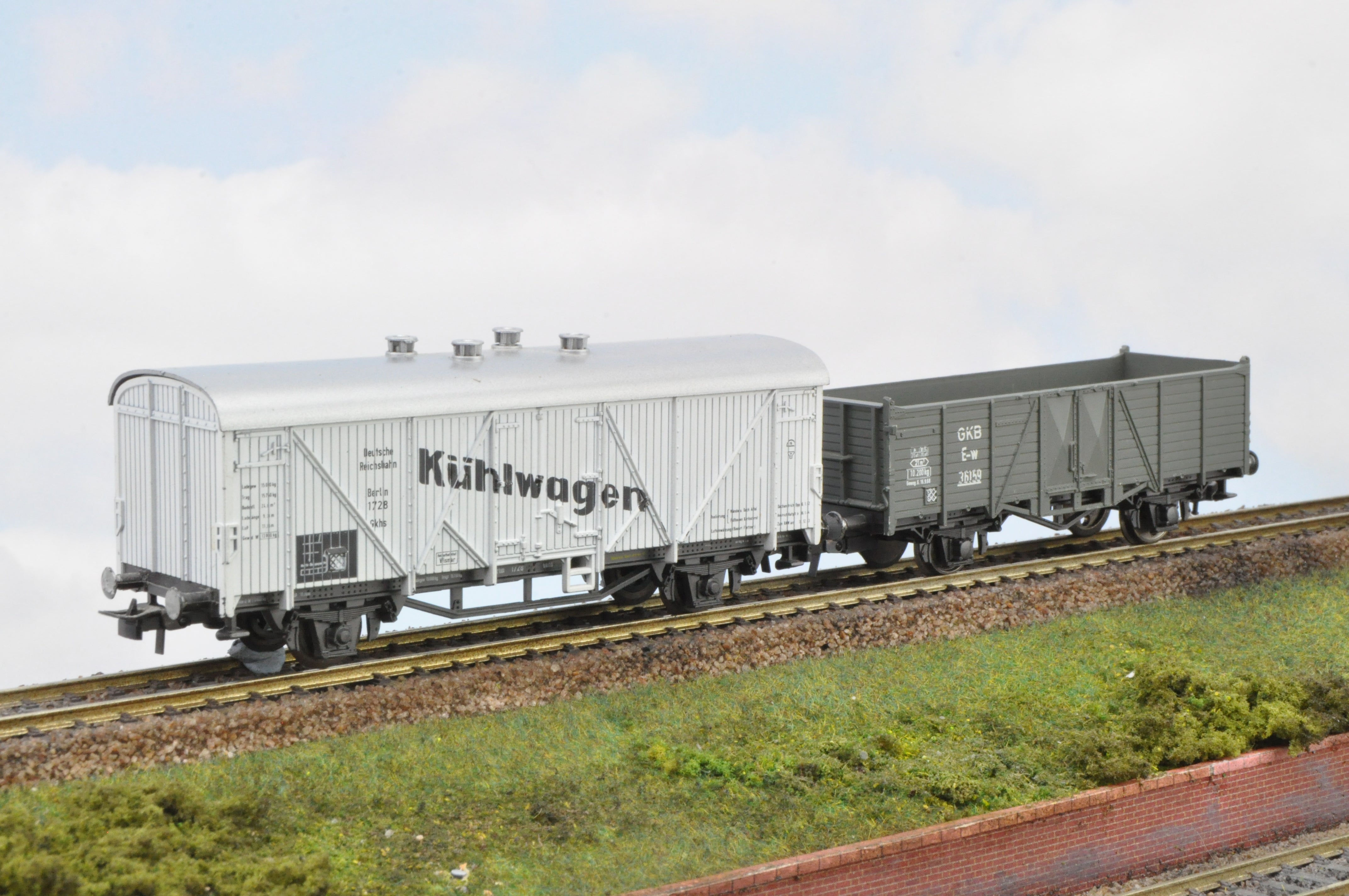 Roco HO Gauge Rake of 2 Wagons GKB Open & DR Refrigerator Van - Unboxe