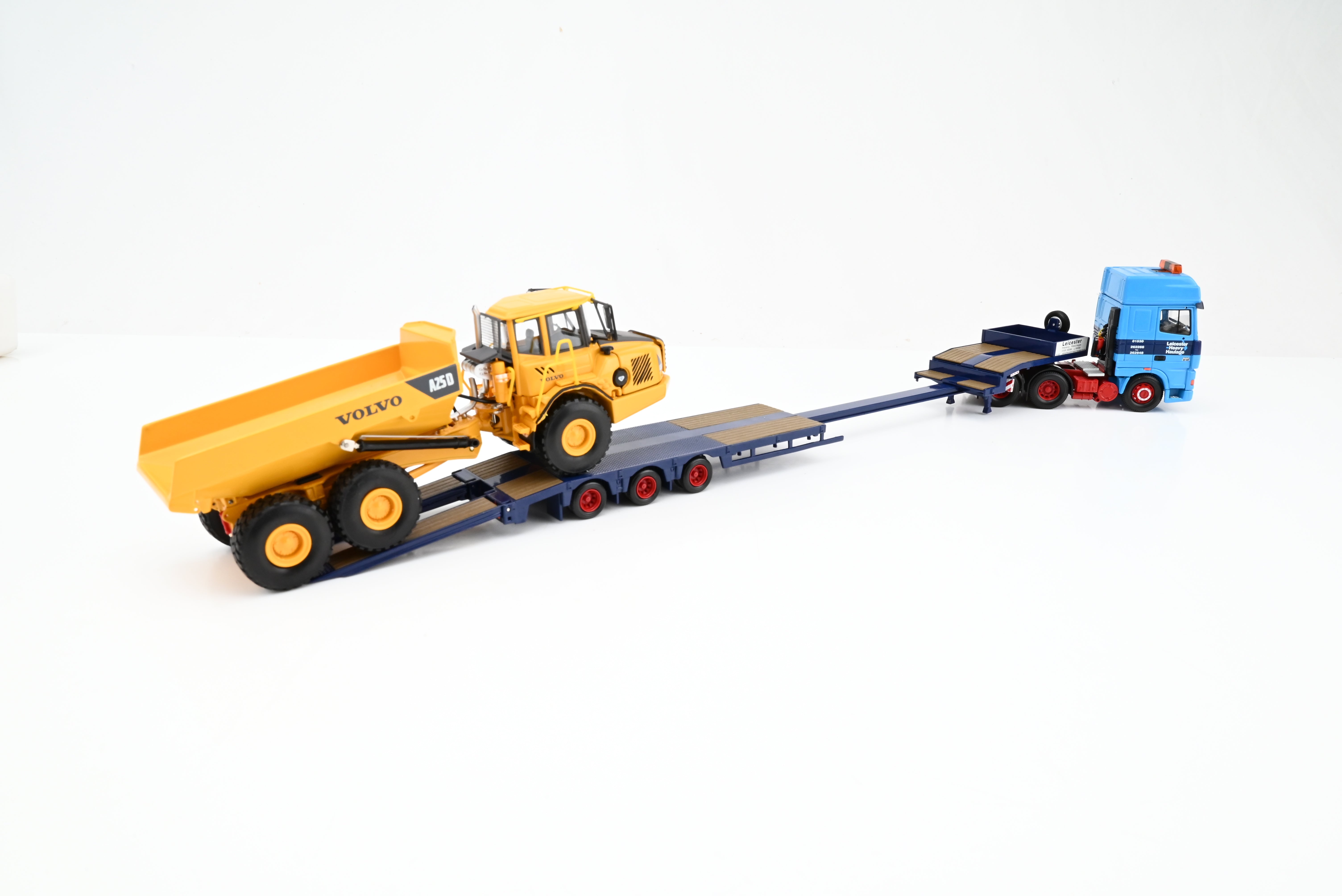 Corgi 1:50 CC13242 DAF DX Super Space CAB Nooteboom Step