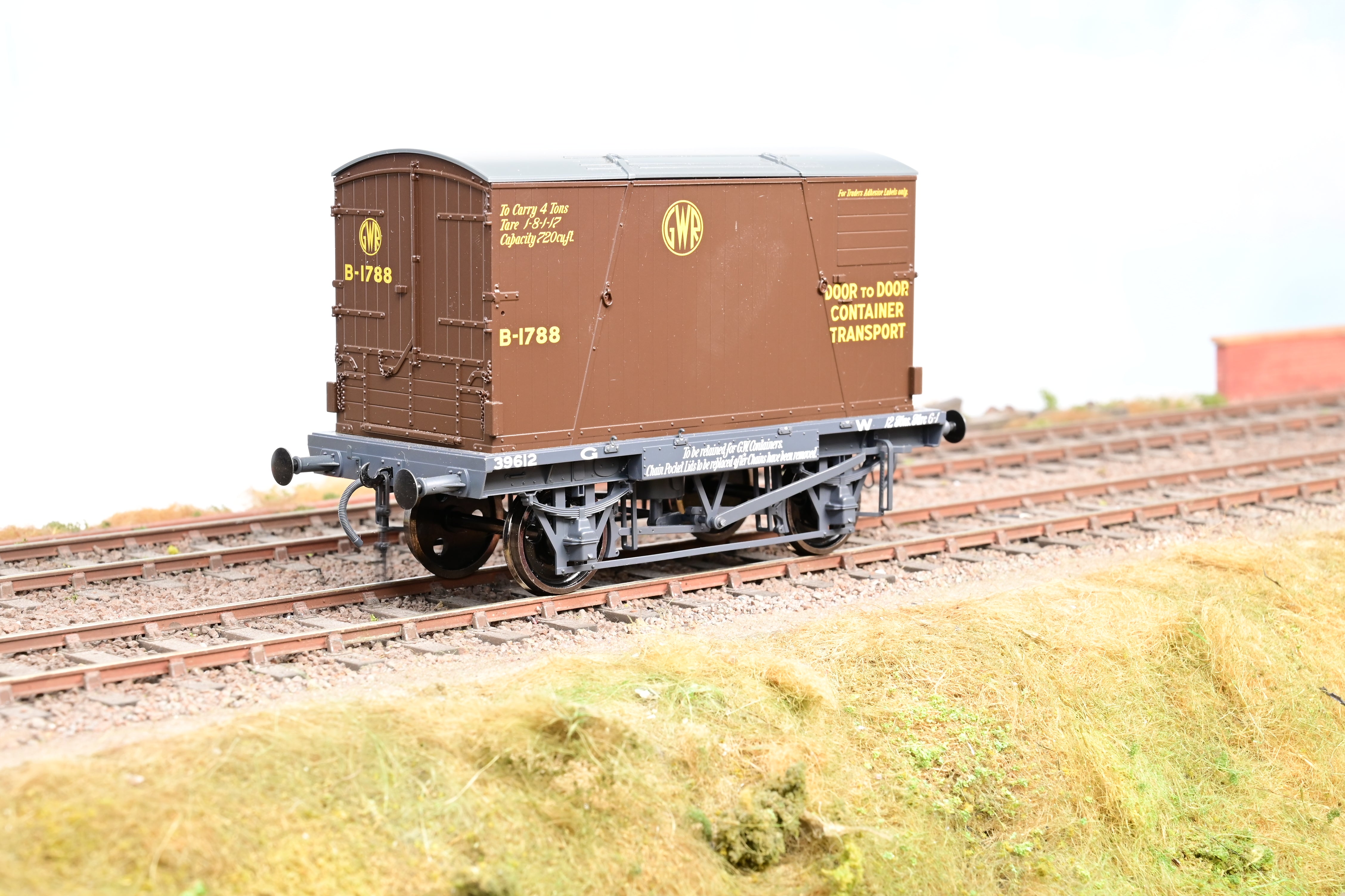 Dapol 7mm O Gauge 7F-037-002 GWR Conflat BD2 Chocolate w/ Container B-