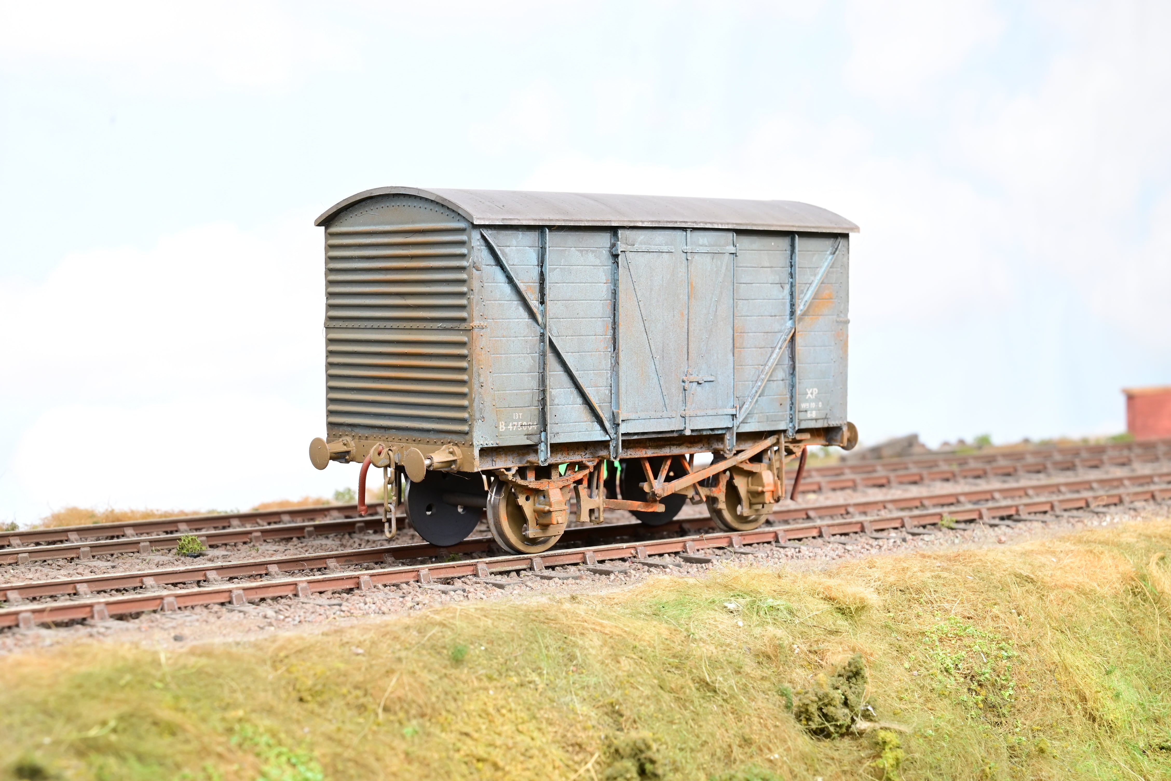 Slater's 7mm O Gauge BR Blue Insulated Van No.B475004 - Weathered, Box