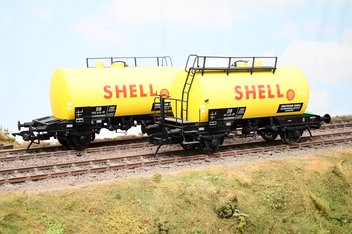 Lenz O Gauge 42311-01 Pair of 4 Wheel 'Shell' Tank Wagons - Unboxed
