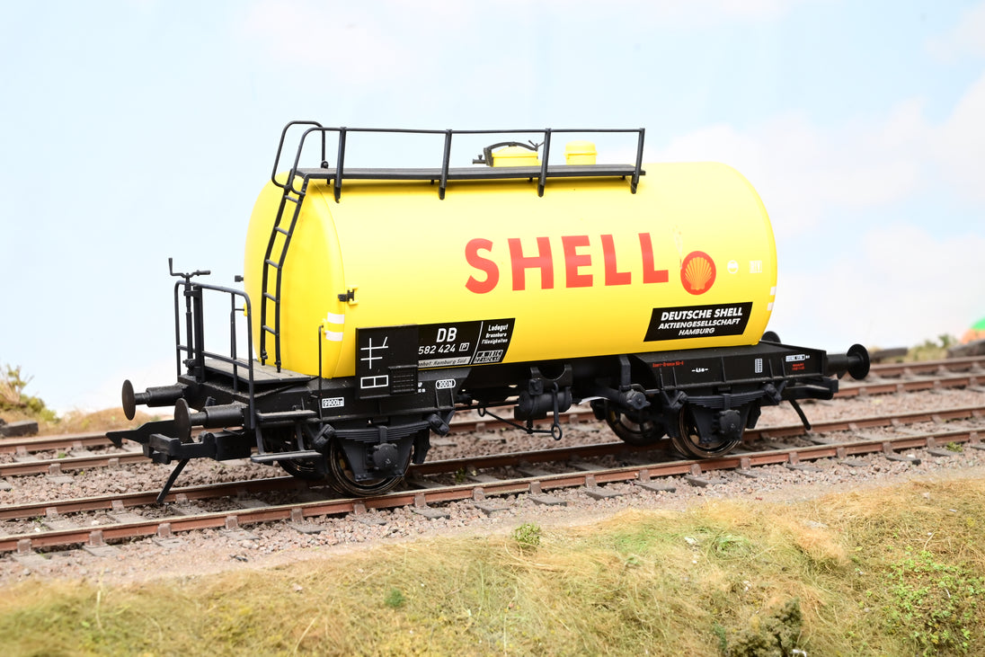 Lenz O Gauge 42311-01 Pair of 4 Wheel 'Shell' Tank Wagons - Unboxed