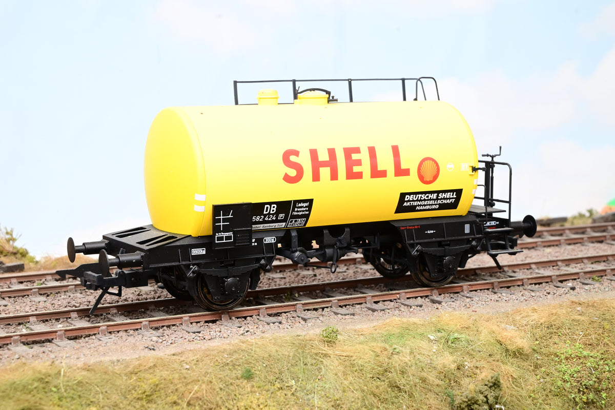 Lenz O Gauge 42311-01 Pair of 4 Wheel 'Shell' Tank Wagons - Unboxed