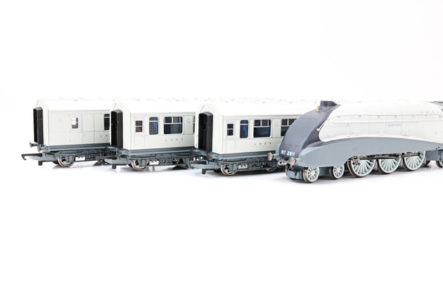 Hornby OO Gauge R2278M 'The Silver Jubilee' Train Pack - Boxed