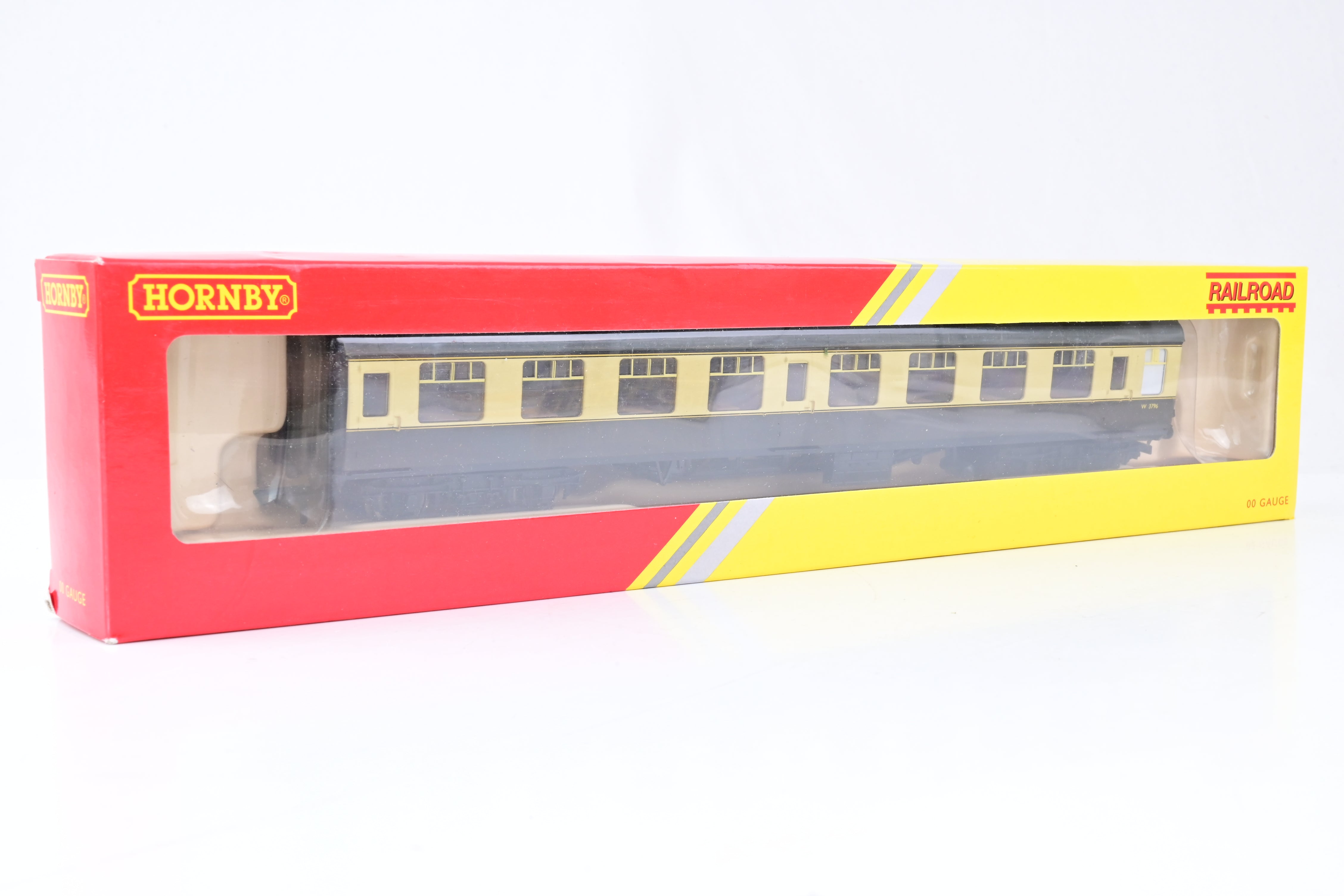 Hornby OO Gauge R4630 BR Mk1 Tourist Second Open Coach Chocolate & Cre