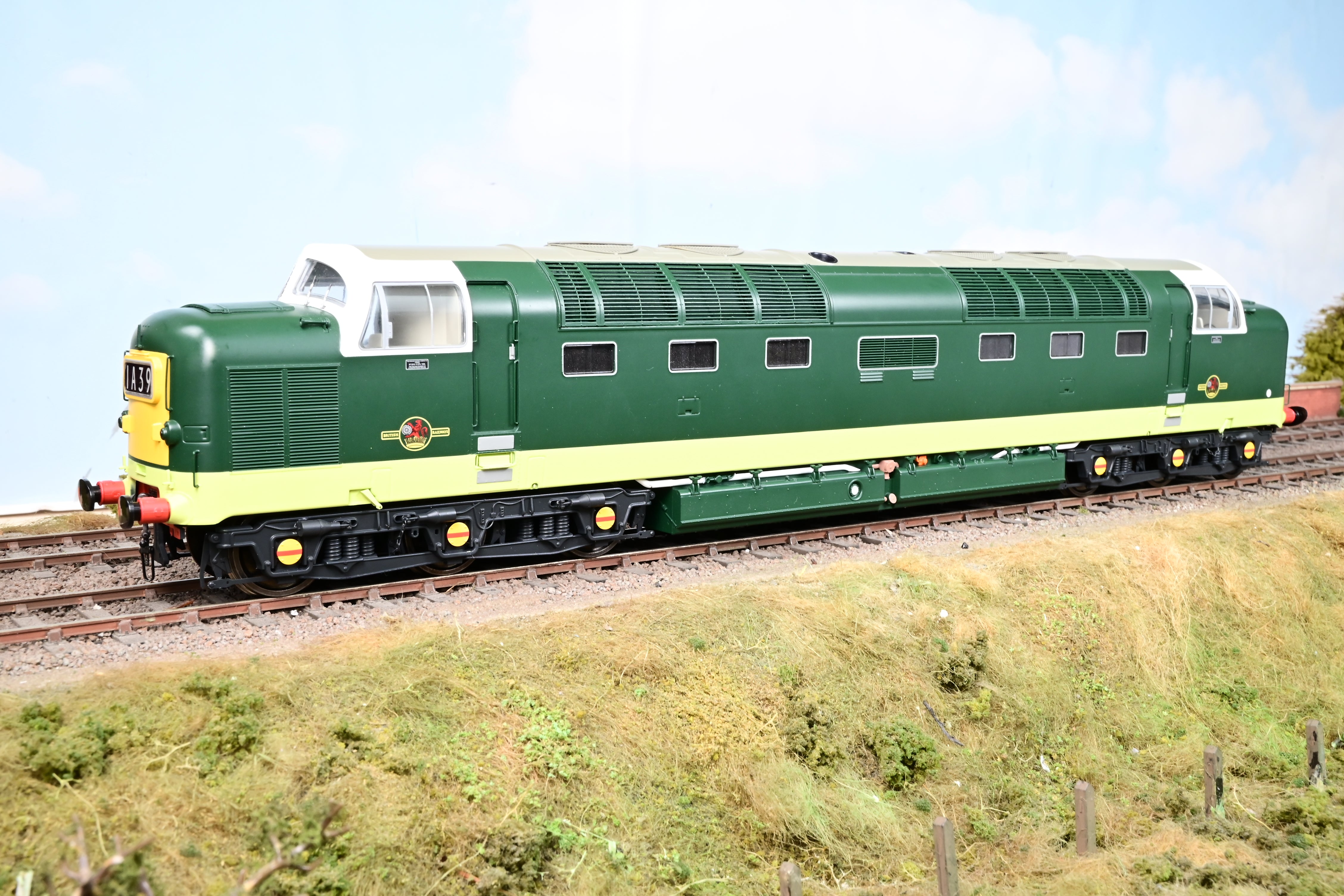 Heljan 7mm O Gauge 55001 BR Class 55 Deltic Two Tone Green Small Yello
