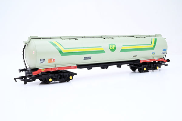 Hornby OO Gauge R6246 100 Ton Tank Wagon 'BP' No.7461