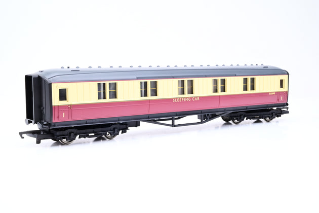 Hornby OO Gauge R4191 BR Sleeper Coach Crimson/Cream No.E1209E