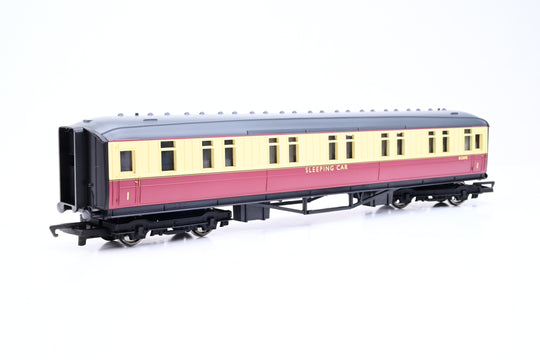 Hornby OO Gauge R4191 BR Sleeper Coach Crimson/Cream No.E1209E
