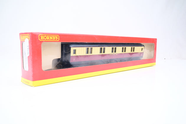 Hornby OO Gauge R4191 BR Sleeper Coach Crimson/Cream No.E1209E