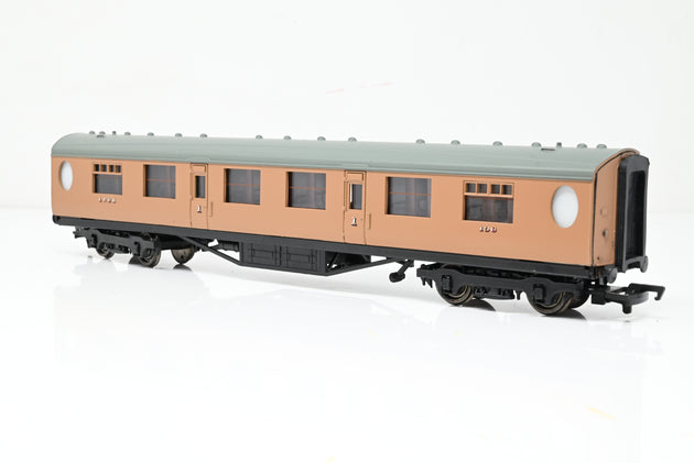 Bachmann OO Gauge 34-477 LNER War Brown Thompson Coach No.138 - Boxed