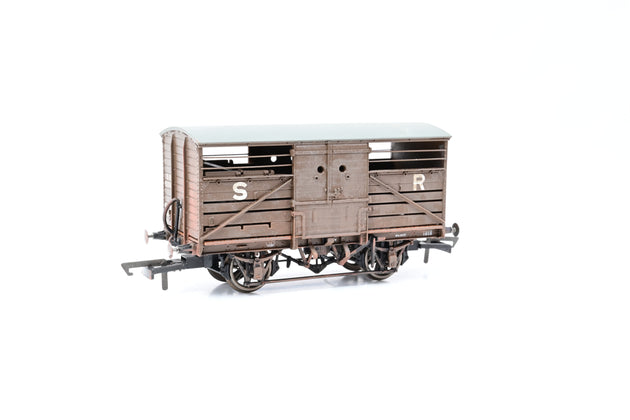 Hornby OO Gauge R6827 SR 10 Ton Maunsell Cattle Wagon No.53767 - Weathered, Boxed