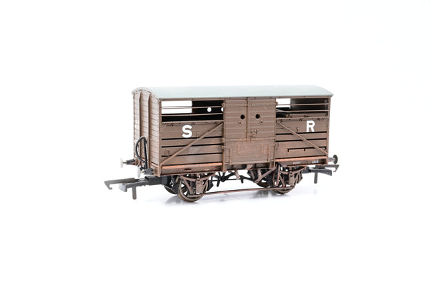 Hornby OO Gauge R6827 SR 10 Ton Maunsell Cattle Wagon No.53767 - Weathered, Boxed