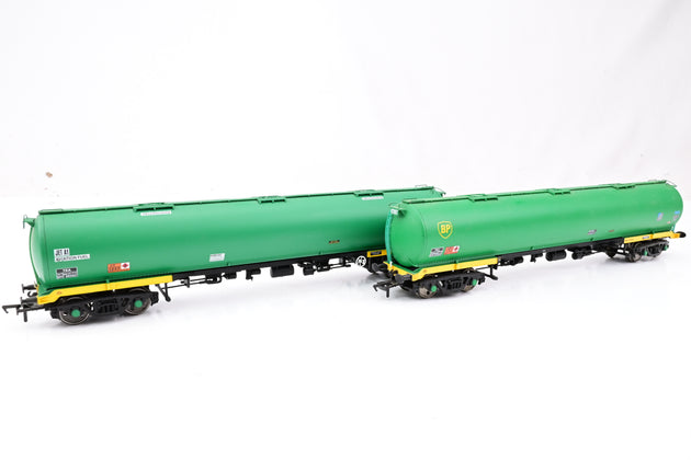 Bachmann OO Gauge Pair of BP Green TEA Tank Wagons - Unboxed