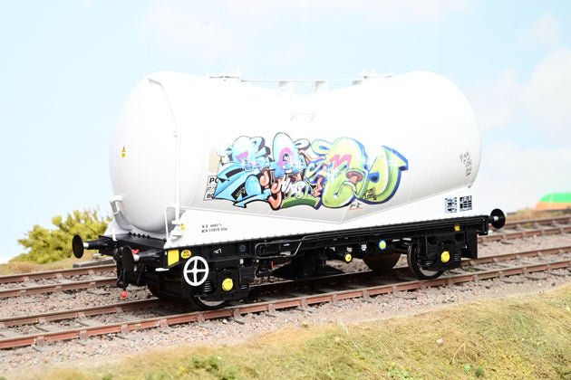 Heljan O Gauge 1067 PCA Cement Tank Grey No. 10749 - with Grafitti