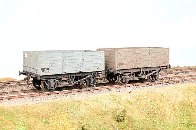 Kit Built O Gauge Pair of BR 13 Ton 7 Plank Open Wagons