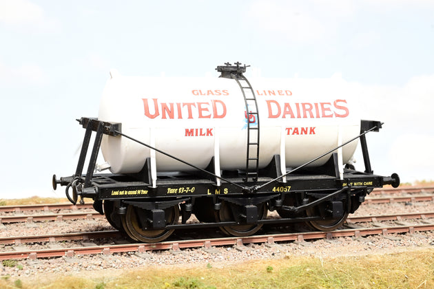 Dapol O Gauge 7F-031-001 6 Wheel Milk Tanker Express Dairies - Boxed