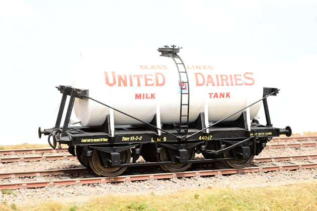 Dapol O Gauge 7F-031-000 6 Wheel Milk Tanker United Dairies - No.44057 - Boxed