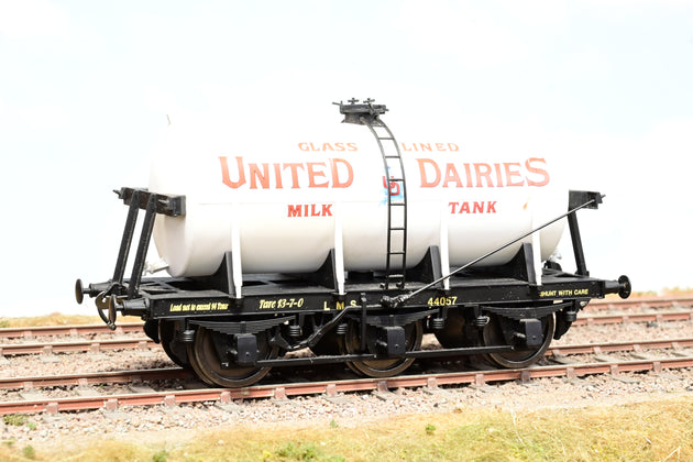 Dapol O Gauge 7F-031-000 6 Wheel Milk Tanker United Dairies - No.44057 - Boxed