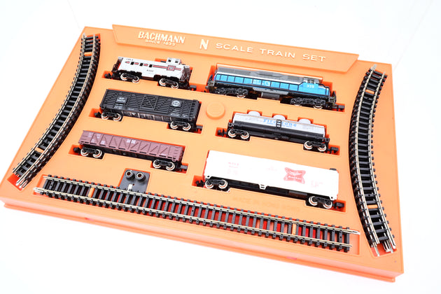 Bachmann N Gauge Great Northern Class GP-40 Diesel Set w/ 5 Wagons - Boxed
