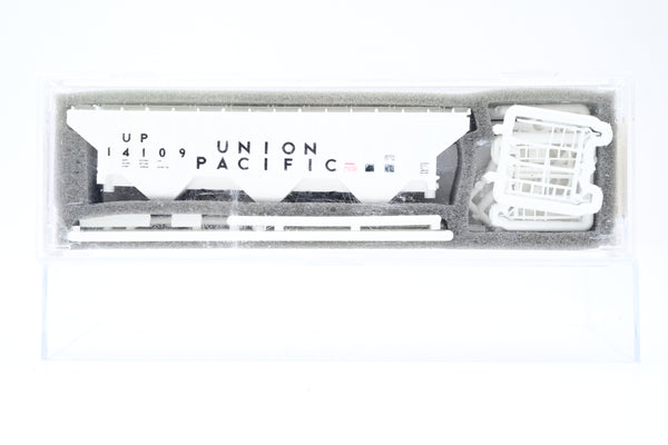 InterMountain N Gauge 60341-07 4750 Cubic Foot Rib Sided 3 Bay Covered Hopper Union Pacific No.14109 - Boxed