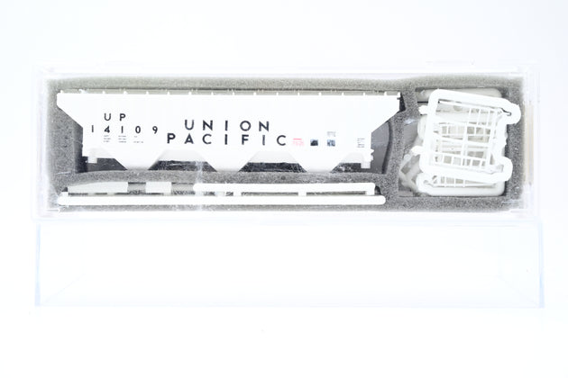 InterMountain N Gauge 60341-07 4750 Cubic Foot Rib Sided 3 Bay Covered Hopper Union Pacific No.14109 - Boxed