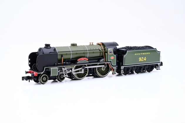 Dapol N Gauge 2S-002-009 SR Green 4-4-0 Schools Class No.924 'Haileybury' - DCC Fitted, Boxed