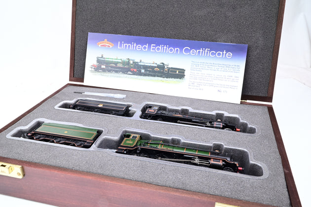 Bachmann OO Gauge 30-061 Great Western Railway 175th Anniversary Set w/ Manor Class No.7819 'Hinton Manor' & Hall Class No.4930 - Wooden Presentation Case