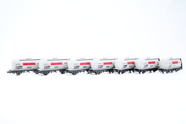 Peco N Gauge Rake of 7 15ft Tank Wagons (Type C) 'Rugby Cement' - Unboxed