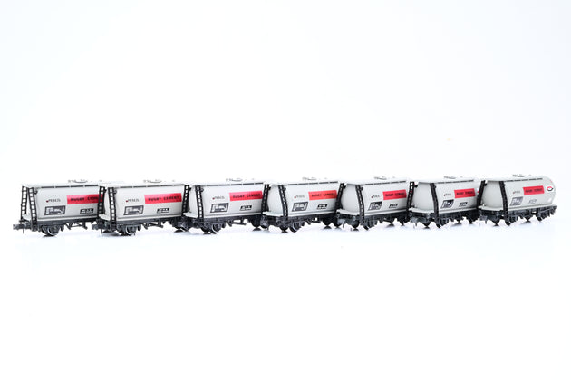 Peco N Gauge Rake of 7 15ft Tank Wagons (Type C) 'Rugby Cement' - Unboxed