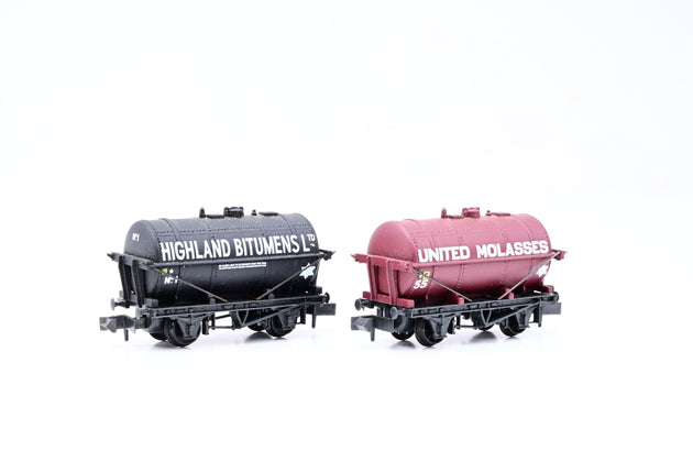 Peco N Gauge two 14 Ton Tank Wagons 'United Molasses', 'Highland Bitumens' - Unboxed