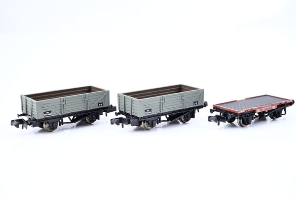 Graham Farish N Gauge Bundle of 2 BR Grey 5-Plank Wagons & 1 BR Bauxite Conflat - Unboxed