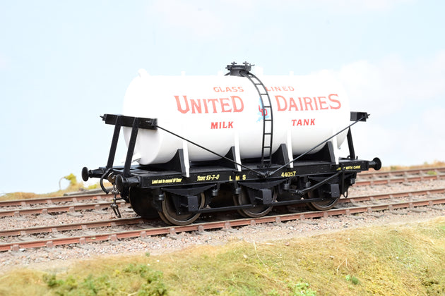 Dapol O Gauge 7F-031-000 6 Wheel Milk Tanker United Daries White No.44057 - Boxed