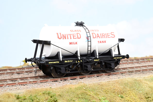 Dapol O Gauge 7F-031-000 6 Wheel Milk Tanker United Daries White No.44057 - Boxed