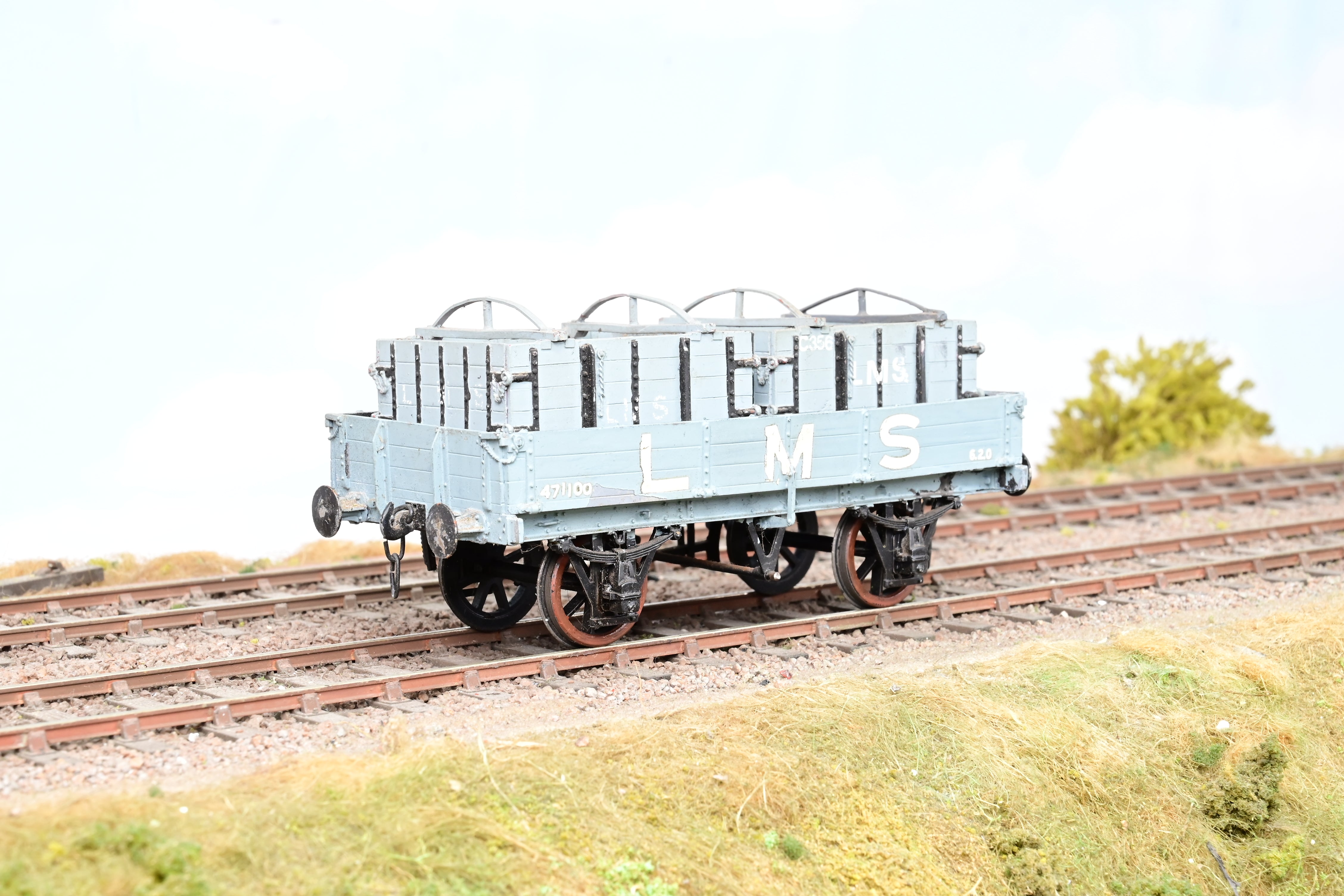 Kit Built O Gauge LMS 3 Plank Open Wagon No.471100 with Containers - Unboxed