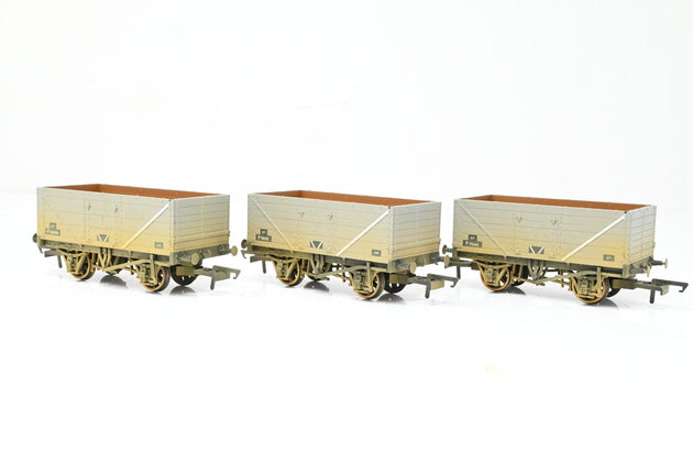 Oxford Rail OO Gauge OR76MW7015 3 x BR Weathered Grey 7 Plank Wagons - Boxed
