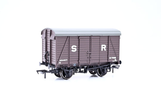 Bachmann OO Gauge 38-070D SR Brown 12T Planked Vent Van No.48467 - Boxed