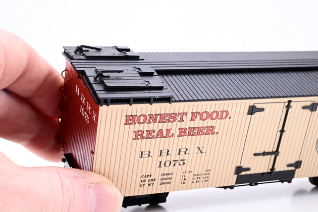 Spectrum On30 26467 'John Harvard's Brewhouse' Billboard Reefer No.1075 - Boxed