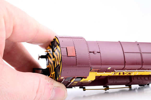 Hornby OO Gauge R2934 Class 08 Diesel Shunter EWS No.08865 - DCC Sound, Aftermarket Box