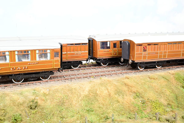 Kit Built O Gauge Rake of 4 LNER Teak Gresley Coaches - Unboxed