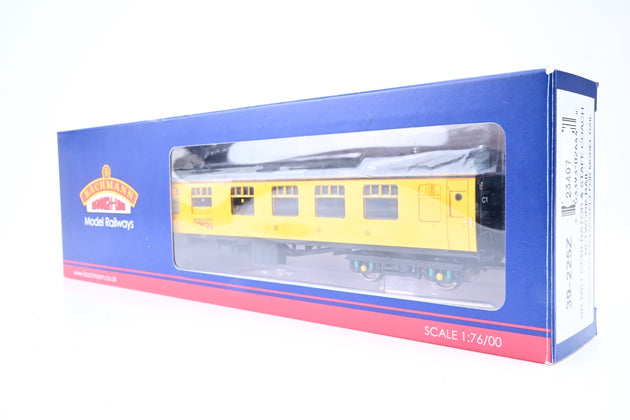 Bachmann OO Gauge 39-225Z BR Mk1 Generator & Staff Coach Network Rail No.DB975280 - Boxed