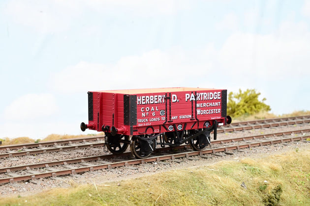 Dapol O Gauge 7F-052-005 5 Plank Wagon Herbert D Partridge Red No.6 - Boxed