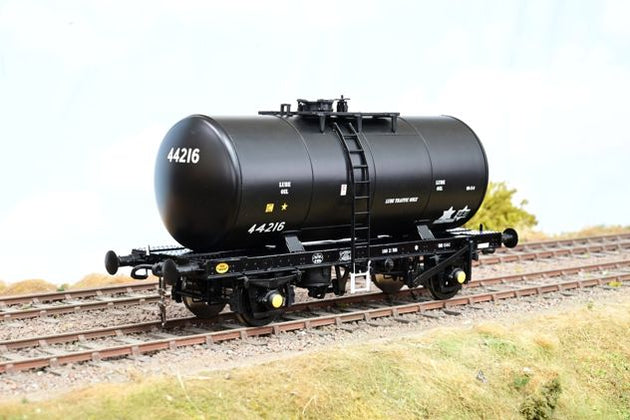 Heljan O Gauge 1019 35T B ESSO Tank Lube Traffic Only Black No.44216 - Boxed