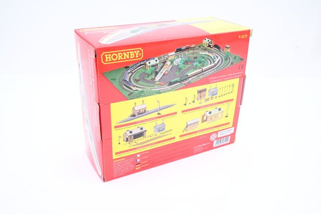 Hornby OO Gauge R8229 Accessory Pack 3 w/ Platform Shelter, Curved Platform, Ramps & Fencing - Boxed
