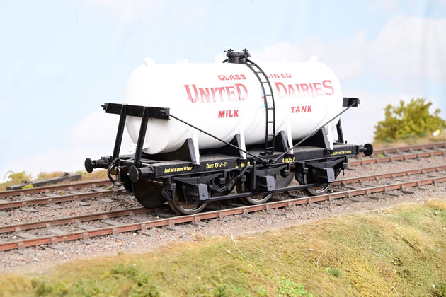 Dapol O Gauge 7F-031-000 'United Dairies' 6-Wheel Milk Tanker No.44057 - Boxed